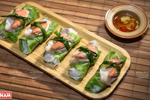 Rollitos de lechuga con camarón y carne, una especialidad de Hanoi 