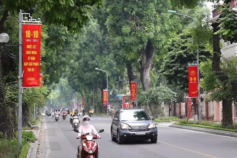 Calles de Hanoi se visten de colores en saludo al Día de la Liberación de la capital