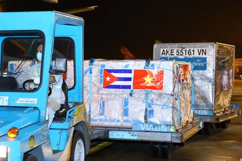 El lote de vacunas, equipos y suministros médicos donados a Vietnam para prevenir la pandemia del COVID-19 llega al Aeropuerto Internacional de Noi Bai, en Hanoi (Foto: VNA)