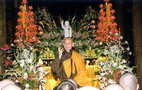 Seguidores budistas vietnamitas lloran muerte del maestro zen Thich Nhat Hanh
