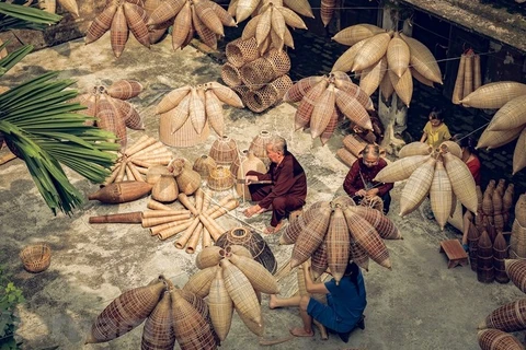 Visite aldea vietnamita dedicada a tejeduría de cestas de pesca de bambú