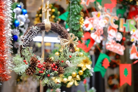 Adornos navideños embellecen calle Hang Ma