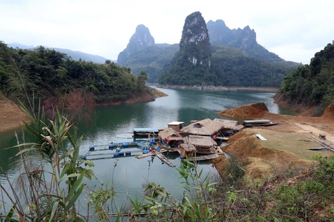 Belleza prístina de la Bahía de Pa Khom en Vietnam