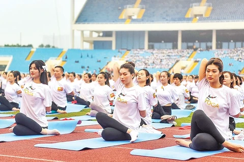 Vietnam marca récord de mayor espectáculo de yoga en el país