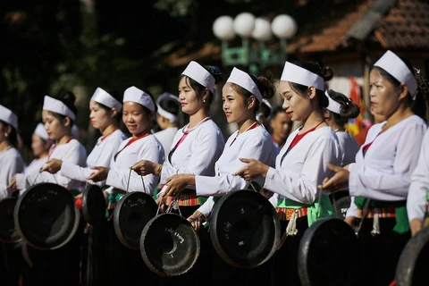 Preservan belleza única de trajes de mujeres de la etnia Muong