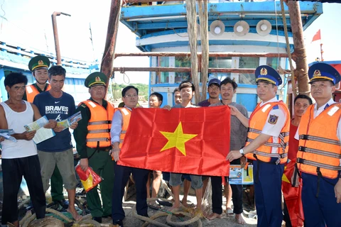 Extienden programa “Policía marítima acompaña a pescadores” en la isla vietnamita de Bach Long Vi