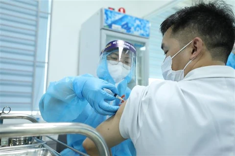Vietnam por garantizar cobertura de vacunación antiCOVID-19 a todos pobladores
