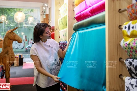 Diseñadora Phuong Thanh demuestra amor por la seda vietnamita