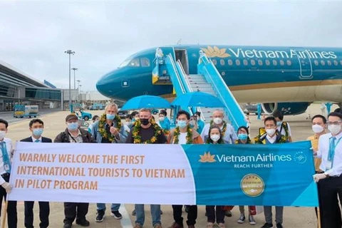 Quang Nam de Vietnam recibe a primeros viajeros extranjeros en nueva normalidad