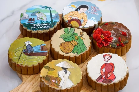 Joven vietnamita "viste" a pasteles de luna tradicional con camisetas artísticas