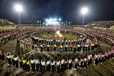 Etnia Thai de Vietnam resalta por arte particular: la Danza Xoe