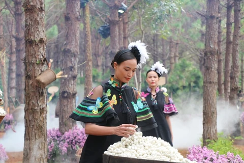 Desfile de moda honra la cultura de las tierras de Altiplanicie Occidental