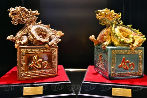 Típico sello real de dragón en cerámica de Bat Trang 