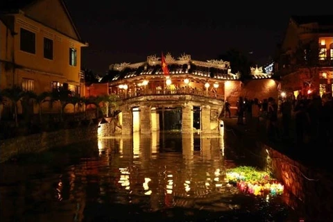 [Fotos] Turistas disfrutan del ritual del lanzamiento de faroles flotantes en Hoi An