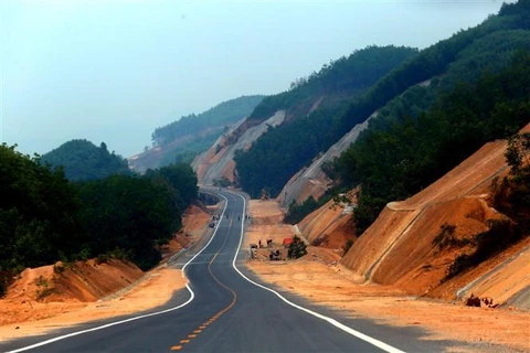 [Fotos] Abrirán al tráfico autopista en el centro de Vietnam 