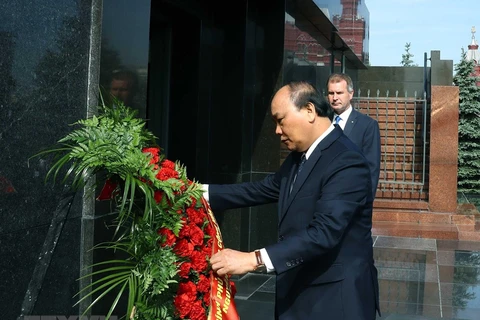 [Fotos] Premier vietnamita Nguyen Xuan Phuc rinde homenaje póstumo a V.I. Lenin