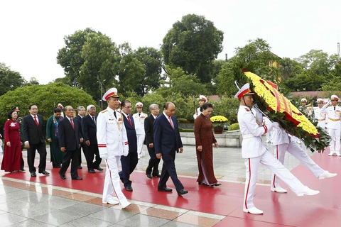 [Foto] Rinden homenajes póstumos al Presidente Ho Chi Minh y los mártires en Día Nacional 