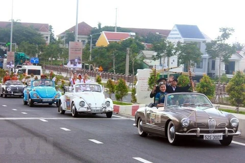 [Foto] Desfile de autos clásicos en la antigua ciudad de Hoi An
