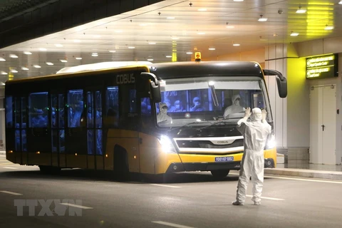 [Foto] 30 ciudadanos vietnamitas procedentes de China llegan al aeropuerto Van Don