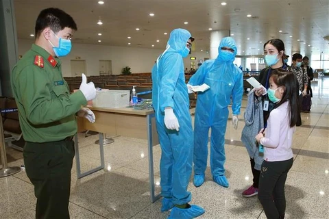 [Foto] COVID-19: Esfuerzos de prevención y control de epidemias en el Aeropuerto Internacional de Noi Bai