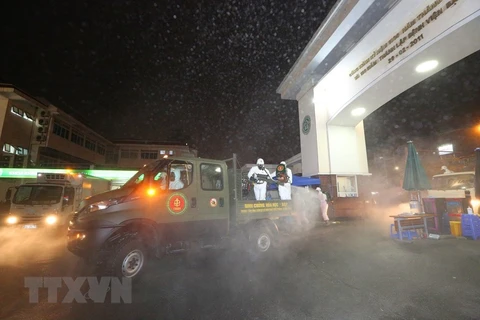 [Foto] Desinfectan Hospital de Bach Mai tras registrar casos del COVID-19