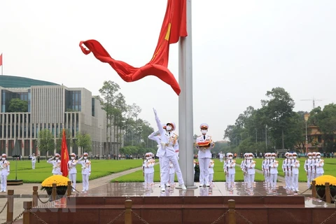 [Foto] Saludos a la bandera en la plaza Ba Dinh en 45 aniversario de la Reunificación Nacional