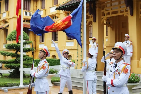 [Foto] Ceremonia con izamiento de bandera de ASEAN 