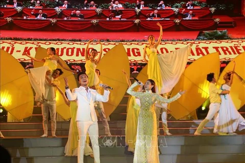 Efectúan programa artístico especial en saludo al Congreso partidista en Vietnam