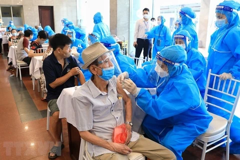 Hanoi refuerza por completar vacunación masiva antes del 15 de septiembre