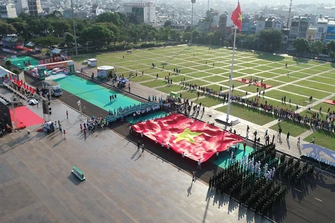 Solemne ceremonia de izamiento de la bandera en el Maratón de Tien Phong 2021