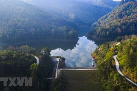  Belleza pacífica y romántica en el lago de Ban Viet