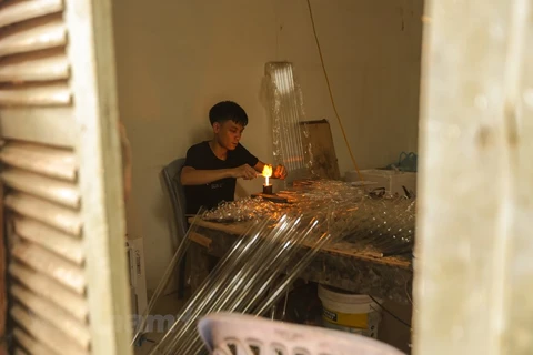 Mantienen viva la tradición de soplado de vidrio en Hanoi