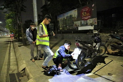 Equipo de rescate de motocicletas en Hanoi, un alivio para los motoristas