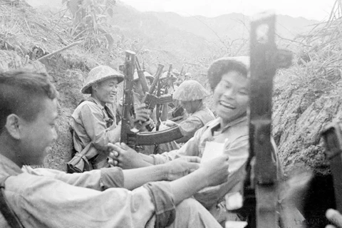 Labores periodísticas en campo de batalla de Dien Bien Phu