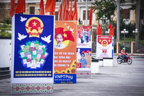 Se instalan paneles, banderas y pancartas con lemas para promocionar las elecciones de diputados a la Asamblea Nacional de la XV legislatura y los Consejos Populares en todos los niveles para la etapa 2021-2026 (Fuente: VNA)