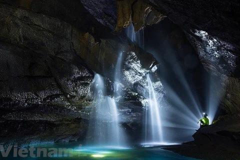Exploran hermosa cascada en cueva de millones de años
