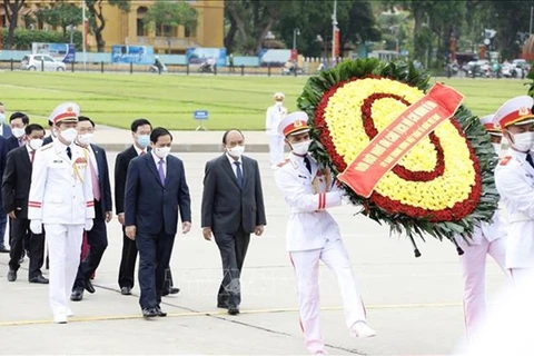 Líderes vietnamitas rinden homenaje al Presidente Ho Chi Minh por el 131 aniversario de su natalicio 