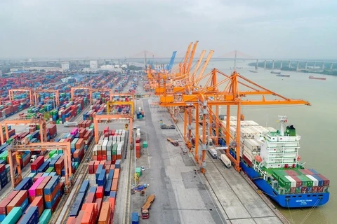 Transporte interregional aporta al desarrollo del sistema portuario en Vietnam