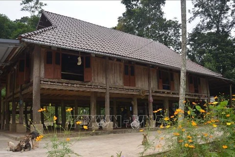 Preservan palafitos tradicionales del pueblo de Muong con turismo comunitario
