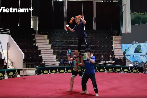 Maestros de circo en Vietnam forjan talentos con pasión y dedicación