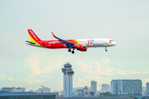 Lanza Vietjet aviones con símbolo turístico de Ciudad Ho Chi Minh