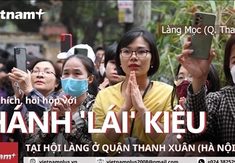 Procesión del palanquín de primavera maravilla a espectadores en Hanoi