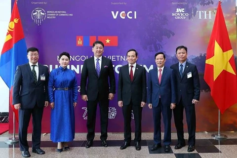 Presidente mongol participan en Foro empresarial Vietnam - Mongolia