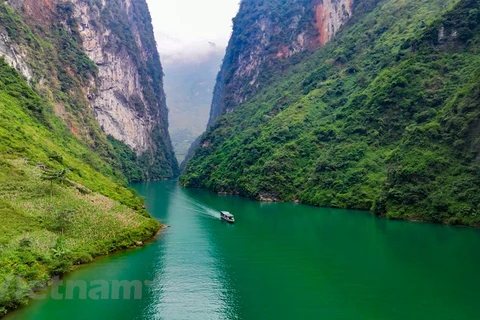 Contemplan belleza del río Nho Que en provincia Ha Giang