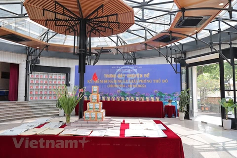 Exhiben libros y periódicos en ocasión del Día de Liberación de Hanoi 