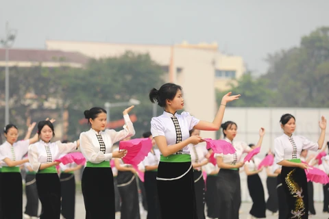 Espectáculos de danza folclórica de estudiantes de provincia de Dien Bien