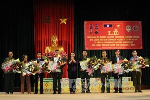 Conceden decoraciones de Laos a soldados voluntarios vietnamitas