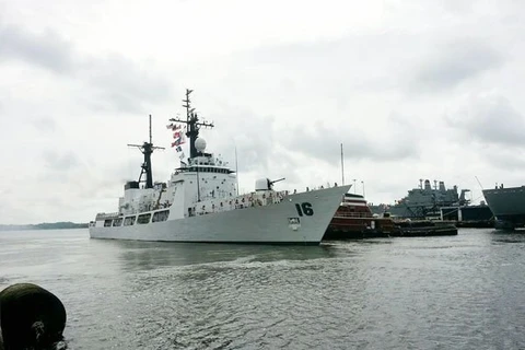 Buque de Armada de Filipinas atraca puerto de Cam Ranh 