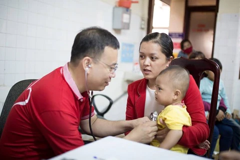 Médicos vietnamitas ofrecen medicamentos gratuitos a veteranos laosianos