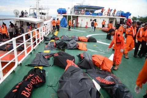 Indonesia: 23 muertos y 17 desparecidos por incendio de un ferry